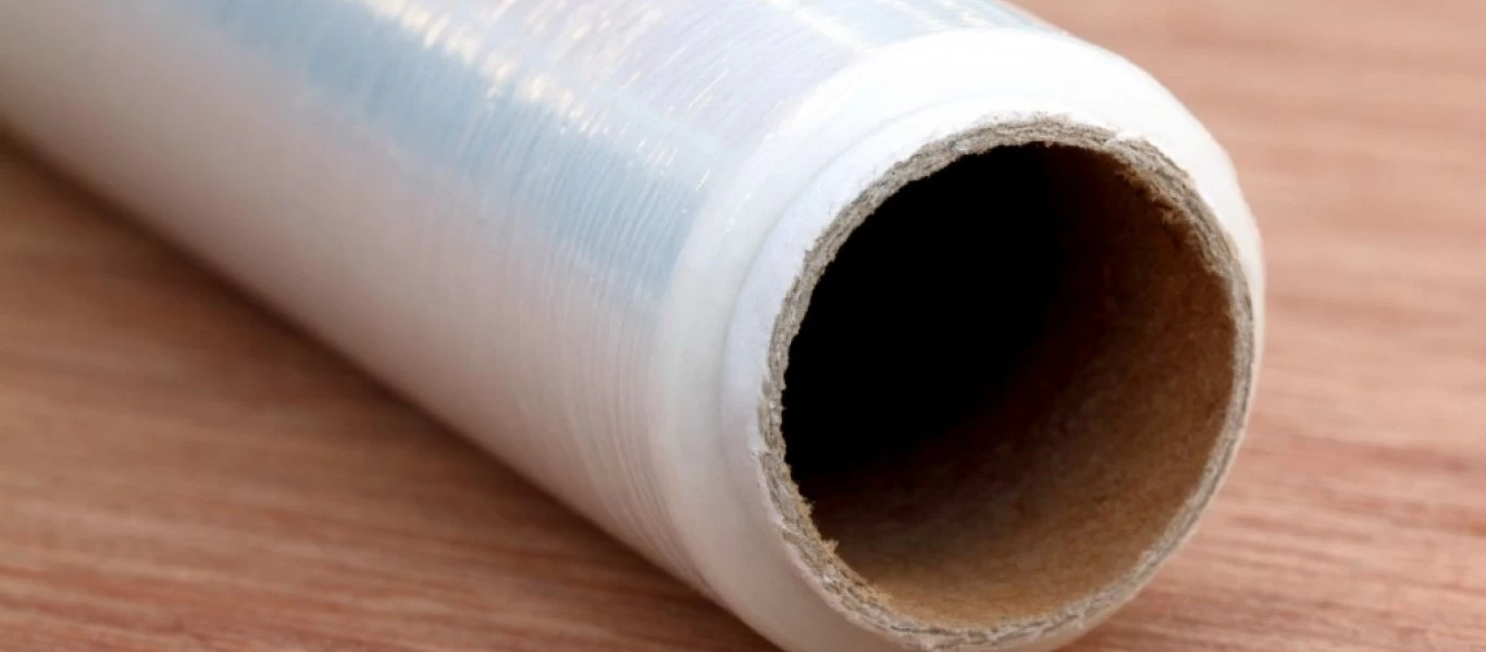 Το κόλπο για να μην κολλάει ποτέ η πλαστική μεμβράνη καθώς την ανοίγετε!